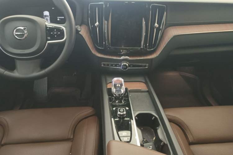 Used Volvo XC60 New Energy 2025 Plug-in Hybrid Long-Range All-Wheel Drive Smart Luxury Edition Gear Lever