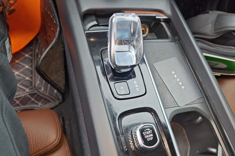 Used Volvo XC60 New Energy 2025 Plug-in Hybrid Long-Range All-Wheel Drive Smart & Luxurious Edition Gear Lever