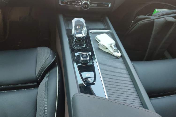 Used Volvo XC60 New Energy 2025 Plug-in Hybrid Long-Range All-Wheel Drive Zhiyuan Extreme Night Black Edition Gear Lever
