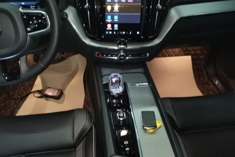 Used Volvo XC60 New Energy 2025 Plug-in Hybrid Long-Range All-Wheel Drive Zhiyuan Extreme Night Black Edition Gear Lever