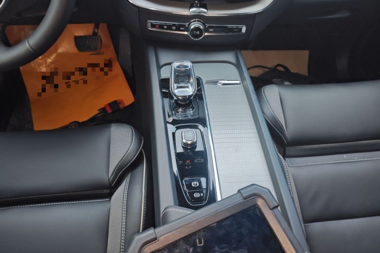 Used Volvo XC60 New Energy 2025 Plug-in Hybrid Long-Range All-Wheel Drive Zhiyuan Extreme Night Black Edition Gear Lever