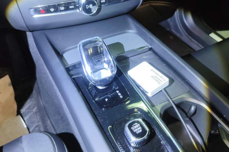 Used Volvo XC60 New Energy 2025 Plug-in Hybrid Long-Range All-Wheel Drive Zhiyuan Extreme Night Black Edition Gear Lever