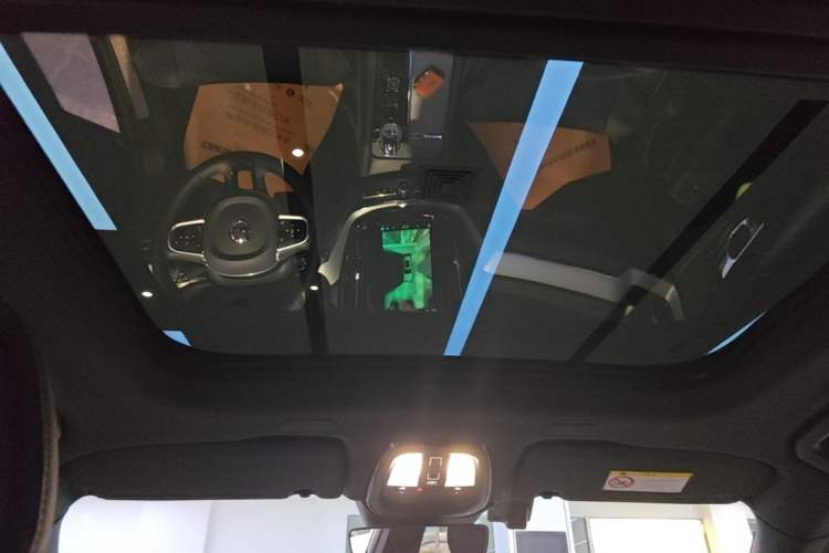 Used Volvo XC60 New Energy 2025 Plug-in Hybrid Long-Range All-Wheel Drive Zhiyuan Extreme Night Black Edition Headliner