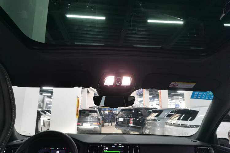 Used Volvo XC60 New Energy 2025 Plug-in Hybrid Long-Range All-Wheel Drive Zhiyuan Extreme Night Black Edition Headliner