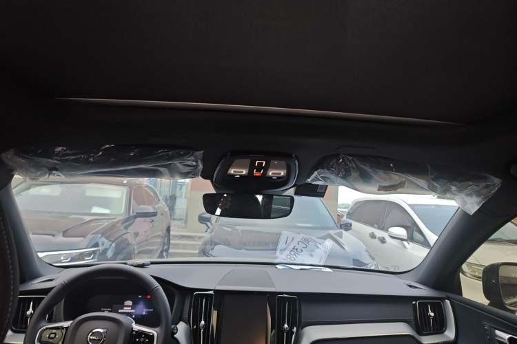 Used Volvo XC60 New Energy 2025 Plug-in Hybrid Long-Range All-Wheel Drive Zhiyuan Extreme Night Black Edition Headliner