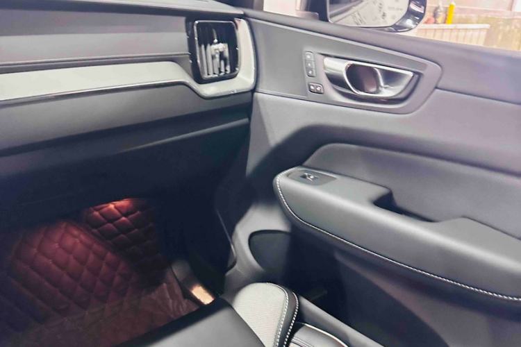 Used Volvo XC60 New Energy 2025 Plug-in Hybrid Long-Range All-Wheel Drive Zhiyuan Extreme Night Black Edition Interior 10