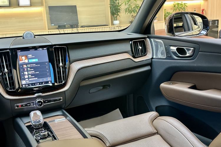 Used Volvo XC60 New Energy 2025 Plug-in Hybrid Long-Range All-Wheel Drive Smart Luxury Edition Interior 11