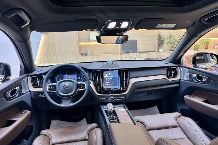 Used Volvo XC60 New Energy 2025 Plug-in Hybrid Long-Range All-Wheel Drive Smart Luxury Edition Interior 2