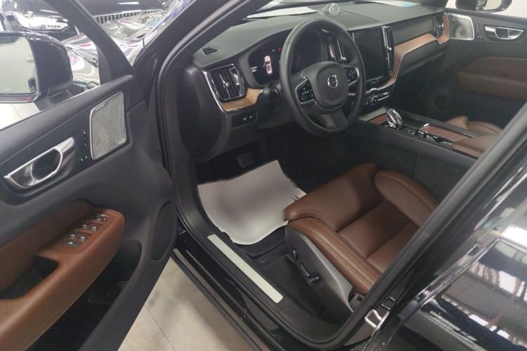 Used Volvo XC60 New Energy 2025 Plug-in Hybrid Long-Range All-Wheel Drive Smart Luxury Edition Interior 2
