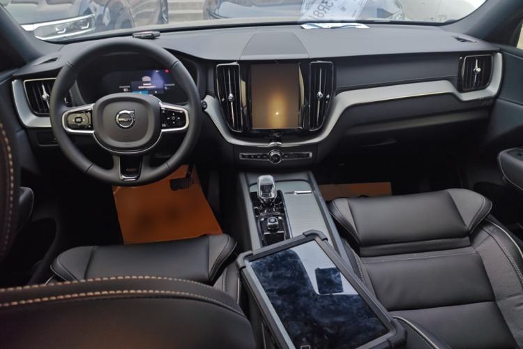 Used Volvo XC60 New Energy 2025 Plug-in Hybrid Long-Range All-Wheel Drive Zhiyuan Extreme Night Black Edition Interior 2