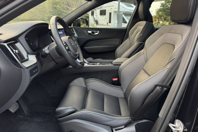 Used Volvo XC60 New Energy 2025 Plug-in Hybrid Long-Range All-Wheel Drive Zhiyuan Extreme Night Black Edition Interior 3