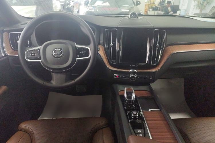 Used Volvo XC60 New Energy 2025 Plug-in Hybrid Long-Range All-Wheel Drive Smart Luxury Edition Interior 3