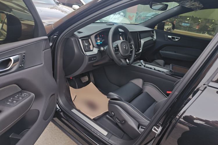 Used Volvo XC60 New Energy 2025 Plug-in Hybrid Long-Range All-Wheel Drive Zhiyuan Extreme Night Black Edition Interior 3