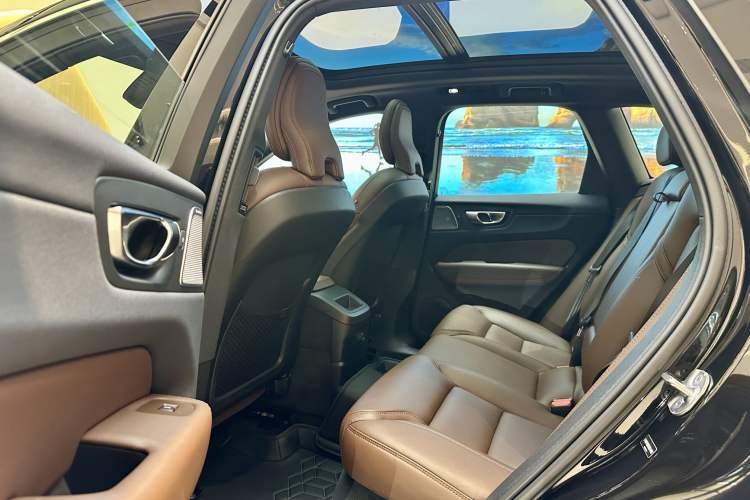 Used Volvo XC60 New Energy 2025 Plug-in Hybrid Long-Range All-Wheel Drive Smart Luxury Edition Interior 4