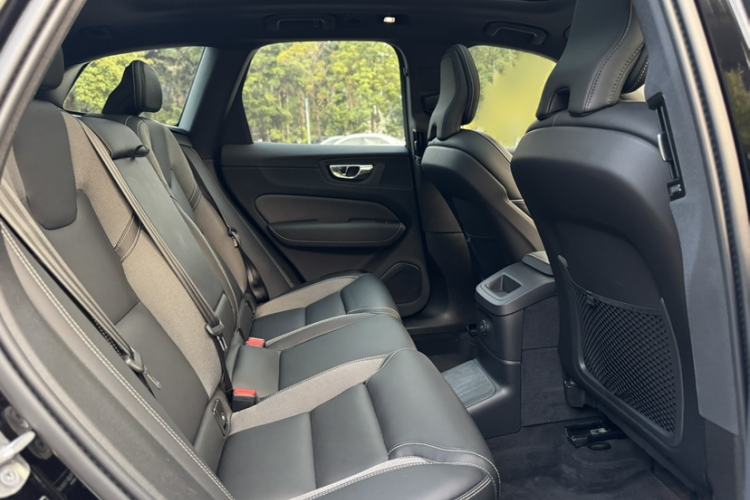 Used Volvo XC60 New Energy 2025 Plug-in Hybrid Long-Range All-Wheel Drive Zhiyuan Extreme Night Black Edition Interior 5