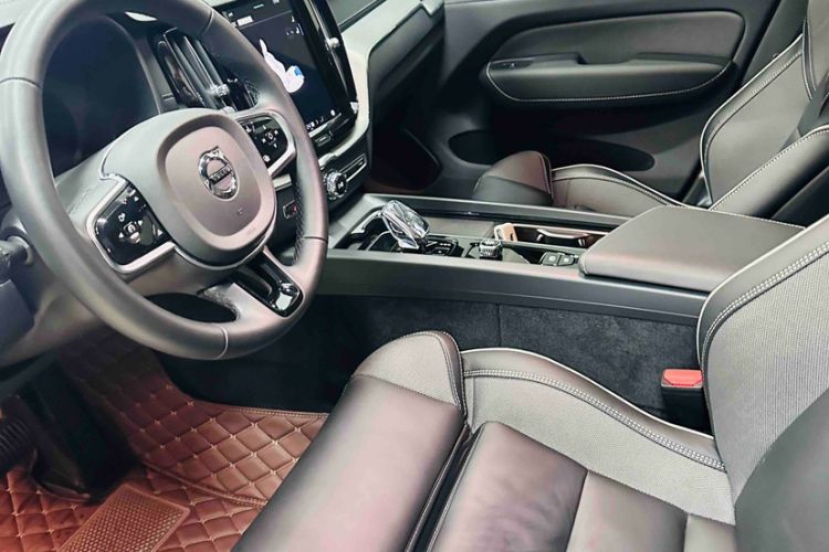 Used Volvo XC60 New Energy 2025 Plug-in Hybrid Long-Range All-Wheel Drive Zhiyuan Extreme Night Black Edition Interior 6