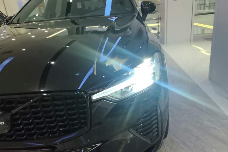 Used Volvo XC60 New Energy 2025 Plug-in Hybrid Long-Range All-Wheel Drive Zhiyuan Extreme Night Black Edition Left Front Headlight