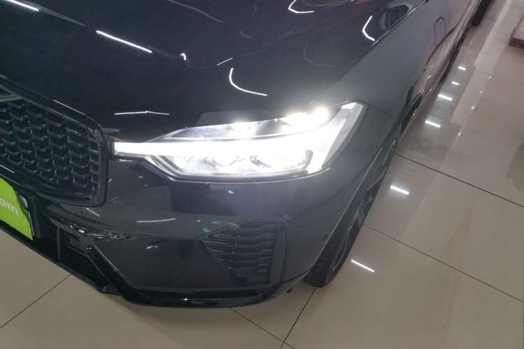 Used Volvo XC60 New Energy 2025 Plug-in Hybrid Long-Range All-Wheel Drive Zhiyuan Extreme Night Black Edition Left Front Headlight