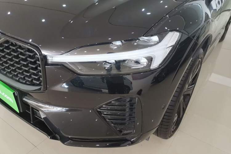 Used Volvo XC60 New Energy 2025 Plug-in Hybrid Long-Range All-Wheel Drive Zhiyuan Extreme Night Black Edition Left Front Headlight