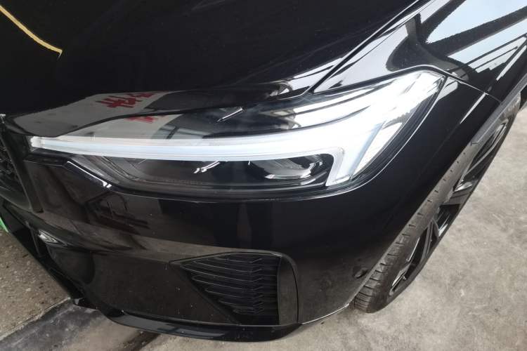 Used Volvo XC60 New Energy 2025 Plug-in Hybrid Long-Range All-Wheel Drive Zhiyuan Extreme Night Black Edition Left Front Headlight