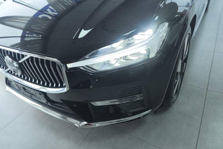 Used Volvo XC60 New Energy 2025 Plug-in Hybrid Long-Range All-Wheel Drive Smart Luxury Edition Left Front Headlight
