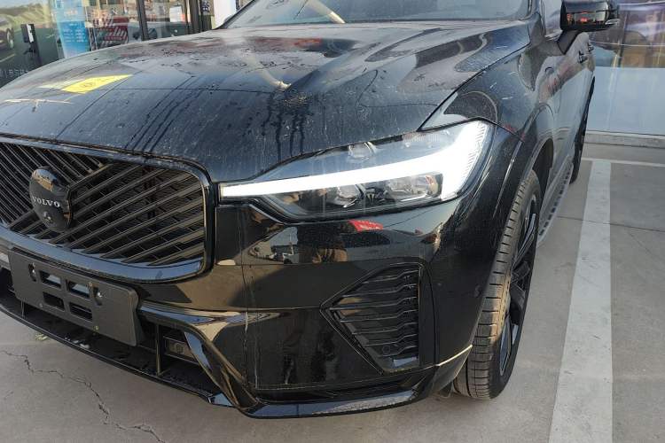 Used Volvo XC60 New Energy 2025 Plug-in Hybrid Long-Range All-Wheel Drive Zhiyuan Extreme Night Black Edition Left Front Headlight
