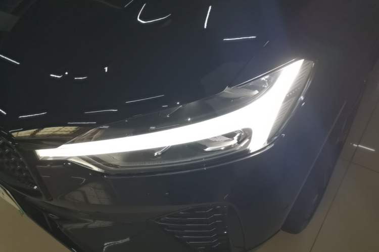 Used Volvo XC60 New Energy 2025 Plug-in Hybrid Long-Range All-Wheel Drive Zhiyuan Extreme Night Black Edition Left Front Headlight