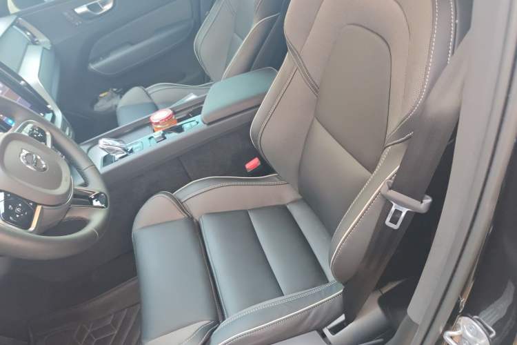 Used Volvo XC60 New Energy 2025 Plug-in Hybrid Long-Range All-Wheel Drive Zhiyuan Extreme Night Black Edition Left Front Seat