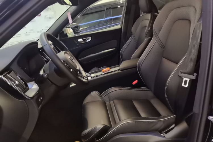 Used Volvo XC60 New Energy 2025 Plug-in Hybrid Long-Range All-Wheel Drive Zhiyuan Extreme Night Black Edition Left Front Seat
