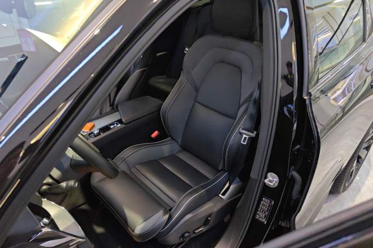 Used Volvo XC60 New Energy 2025 Plug-in Hybrid Long-Range All-Wheel Drive Zhiyuan Extreme Night Black Edition Left Front Seat