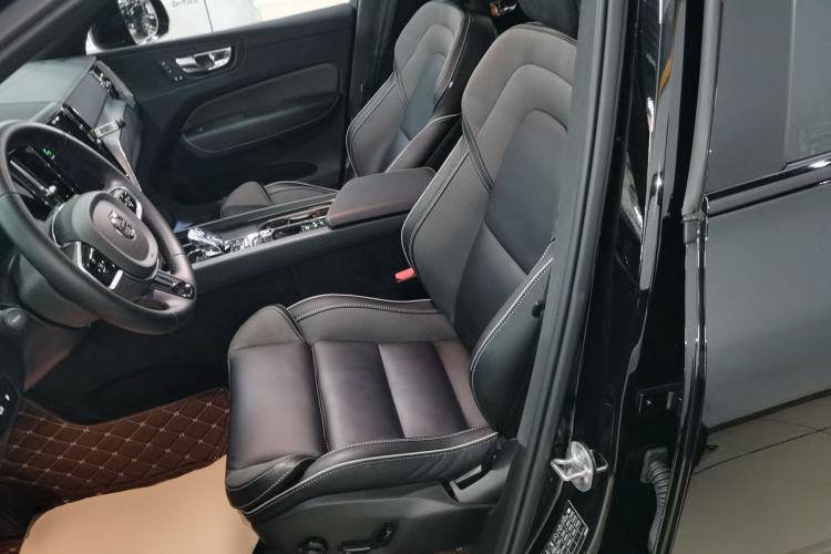 Used Volvo XC60 New Energy 2025 Plug-in Hybrid Long-Range All-Wheel Drive Zhiyuan Extreme Night Black Edition Left Front Seat
