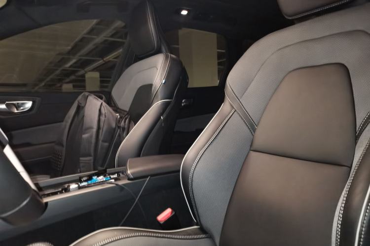 Used Volvo XC60 New Energy 2025 Plug-in Hybrid Long-Range All-Wheel Drive Zhiyuan Extreme Night Black Edition Left Front Seat