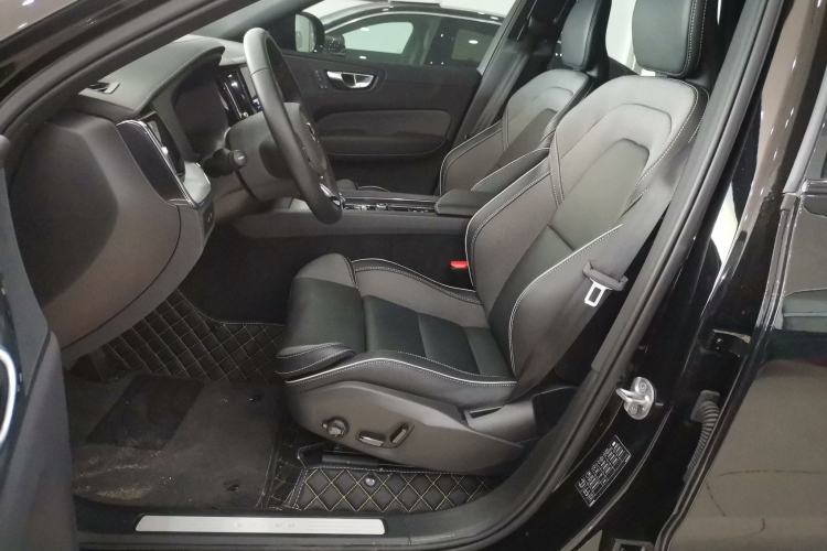 Used Volvo XC60 New Energy 2025 Plug-in Hybrid Long-Range All-Wheel Drive Zhiyuan Extreme Night Black Edition Left Front Seat
