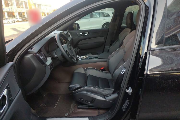 Used Volvo XC60 New Energy 2025 Plug-in Hybrid Long-Range All-Wheel Drive Zhiyuan Extreme Night Black Edition Left Front Seat