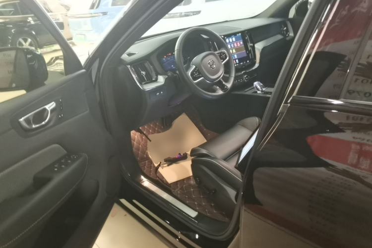Used Volvo XC60 New Energy 2025 Plug-in Hybrid Long-Range All-Wheel Drive Zhiyuan Extreme Night Black Edition Left Front Seat