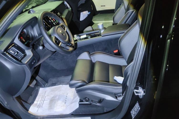 Used Volvo XC60 New Energy 2025 Plug-in Hybrid Long-Range All-Wheel Drive Zhiyuan Extreme Night Black Edition Left Front Seat