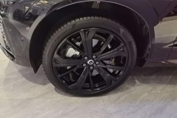 Used Volvo XC60 New Energy 2025 Plug-in Hybrid Long-Range All-Wheel Drive Zhiyuan Extreme Night Black Edition Left Front Wheel Hub