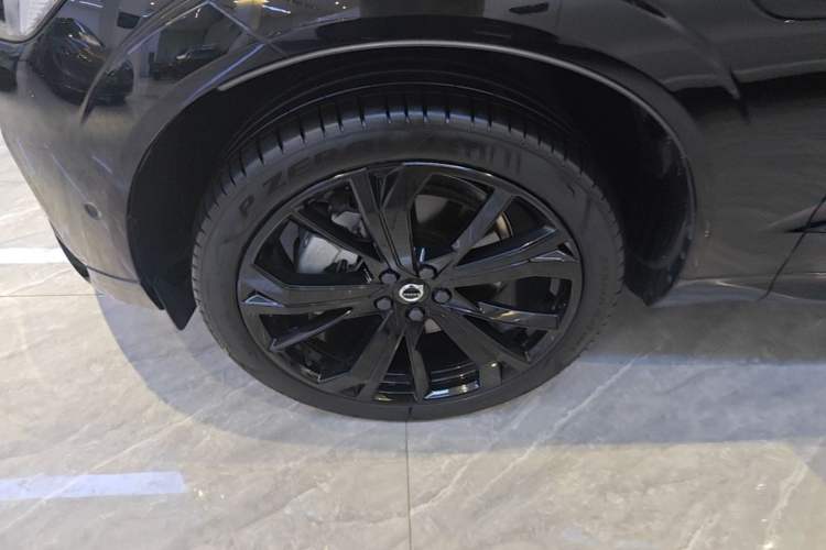 Used Volvo XC60 New Energy 2025 Plug-in Hybrid Long-Range All-Wheel Drive Zhiyuan Extreme Night Black Edition Left Front Wheel Hub