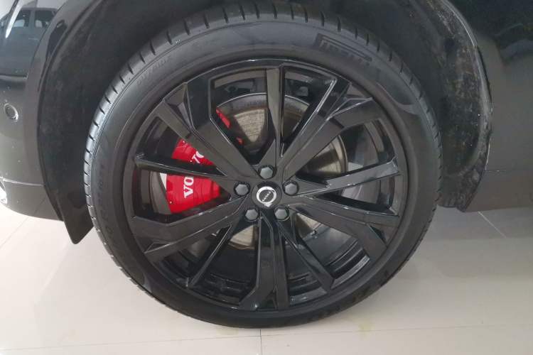 Used Volvo XC60 New Energy 2025 Plug-in Hybrid Long-Range All-Wheel Drive Zhiyuan Extreme Night Black Edition Left Front Wheel Hub