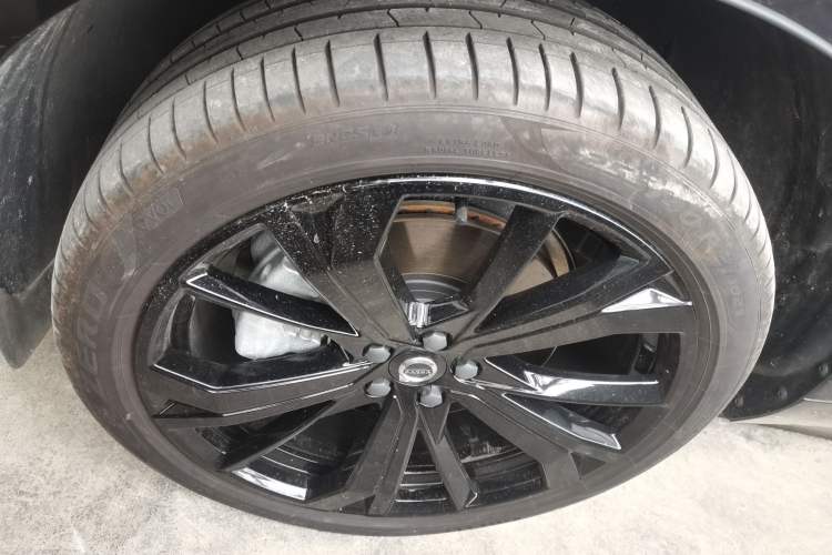 Used Volvo XC60 New Energy 2025 Plug-in Hybrid Long-Range All-Wheel Drive Zhiyuan Extreme Night Black Edition Left Front Wheel Hub