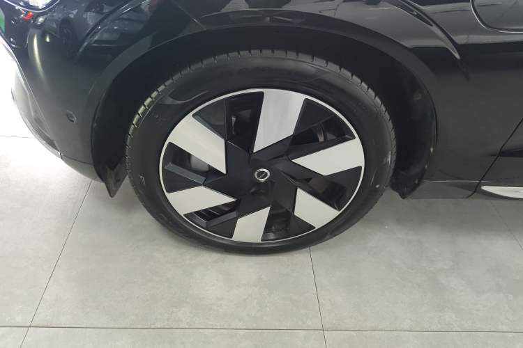 Used Volvo XC60 New Energy 2025 Plug-in Hybrid Long-Range All-Wheel Drive Smart Luxury Edition Left Front Wheel Hub