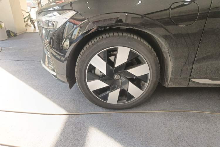 Used Volvo XC60 New Energy 2025 Plug-in Hybrid Long-Range All-Wheel Drive Smart Luxury Edition Left Front Wheel Hub