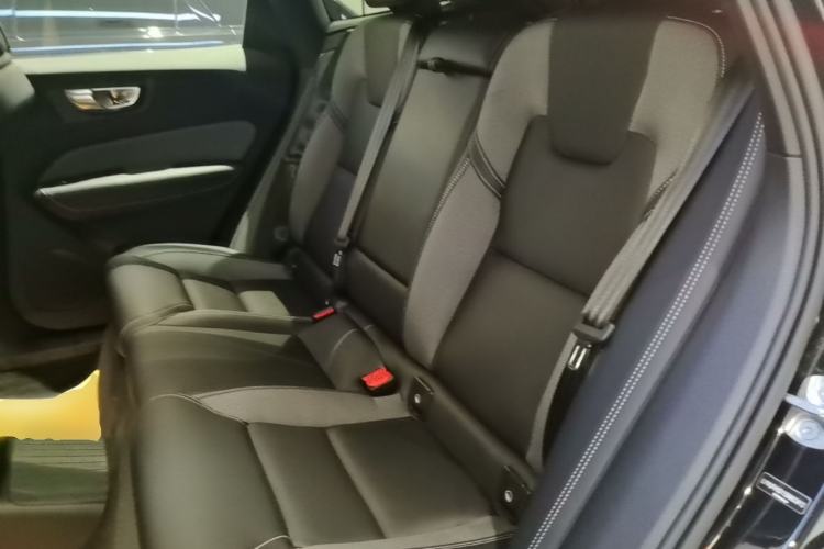 Used Volvo XC60 New Energy 2025 Plug-in Hybrid Long-Range All-Wheel Drive Zhiyuan Extreme Night Black Edition Left Rear Seat