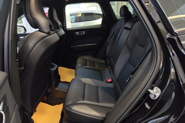 Used Volvo XC60 New Energy 2025 Plug-in Hybrid Long-Range All-Wheel Drive Zhiyuan Extreme Night Black Edition Left Rear Seat