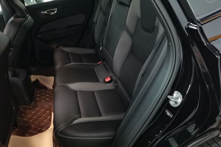 Used Volvo XC60 New Energy 2025 Plug-in Hybrid Long-Range All-Wheel Drive Zhiyuan Extreme Night Black Edition Left Rear Seat
