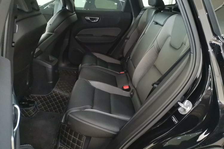 Used Volvo XC60 New Energy 2025 Plug-in Hybrid Long-Range All-Wheel Drive Zhiyuan Extreme Night Black Edition Left Rear Seat
