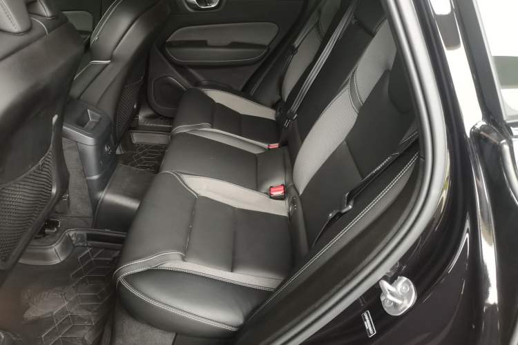 Used Volvo XC60 New Energy 2025 Plug-in Hybrid Long-Range All-Wheel Drive Zhiyuan Extreme Night Black Edition Left Rear Seat
