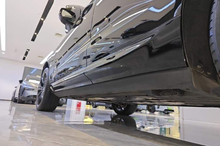 Used Volvo XC60 New Energy 2025 Plug-in Hybrid Long-Range All-Wheel Drive Zhiyuan Extreme Night Black Edition Left Side Sill