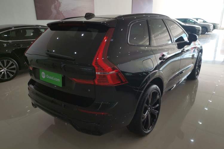 Used Volvo XC60 New Energy 2025 Plug-in Hybrid Long-Range All-Wheel Drive Zhiyuan Extreme Night Black Edition Rear Right 45 Deg