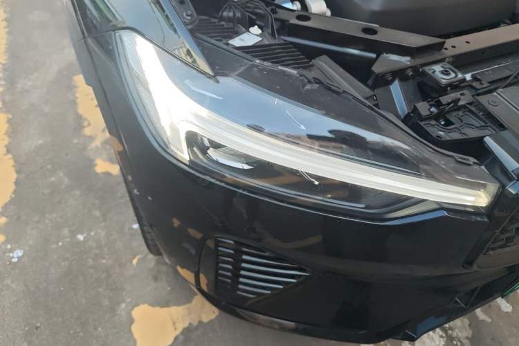 Used Volvo XC60 New Energy 2025 Plug-in Hybrid Long-Range All-Wheel Drive Zhiyuan Extreme Night Black Edition Right Front Headlight